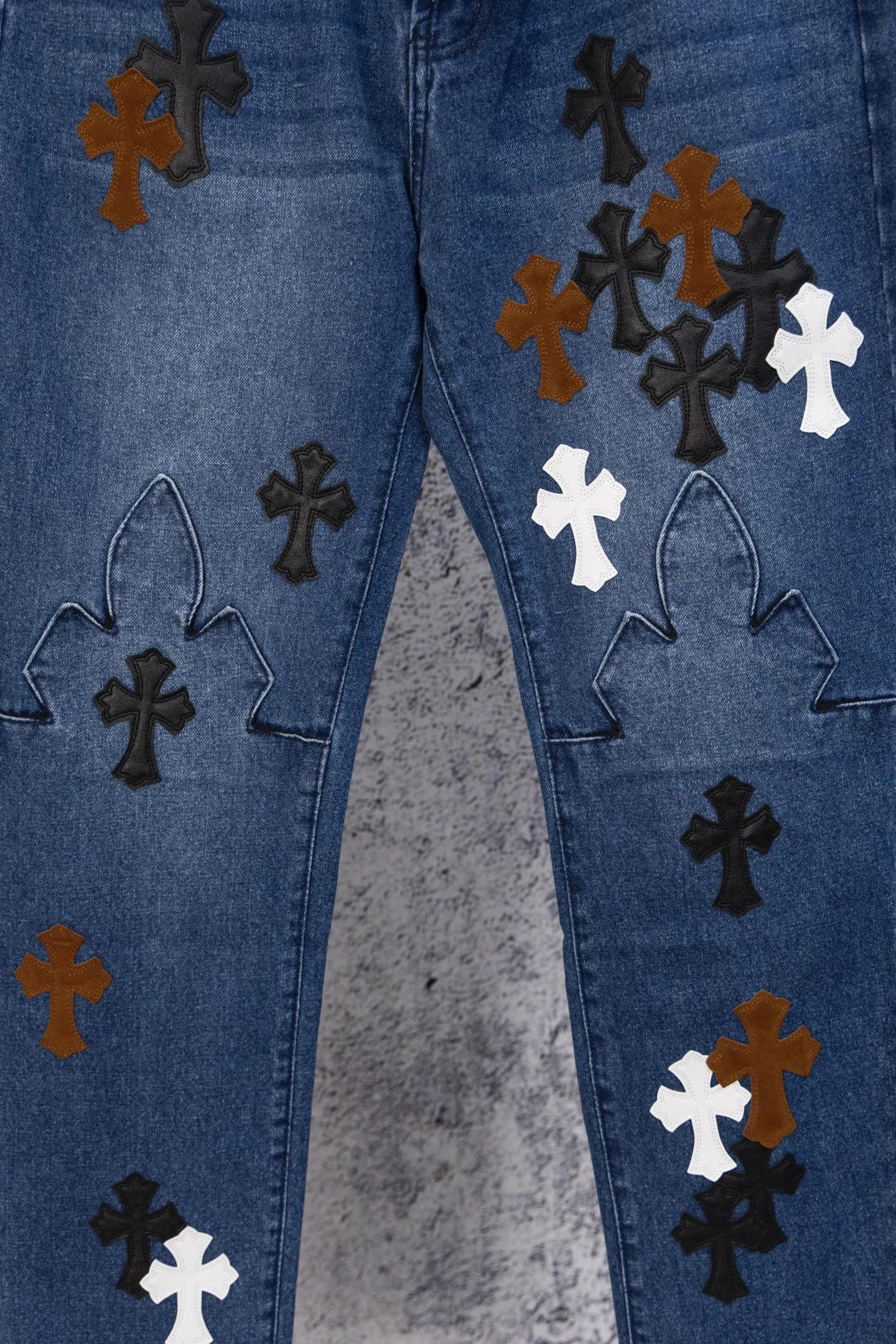 P260 CH Chromehearts limited edition three-color cross patchwork leather flame jeans, priced at 34W level, patchwork cross pattern embellishment, washed jeans! ! An absolutely high-end luxury product, a 1.9W-level god-level single product, a super popular product, made by top heavy industry, a magic weapon that cannot be missed! [About Zangyin] This is an extremely luxurious fashion brand that can also be called the aristocracy of the high street. It has always been an exclusive brand for some hipsters or rich second generations. Compared with ordinary high streets, it is more luxurious and noble. Compared with luxury brands, it is more fashionable and individual. It has always been a brand that I have a special liking for. [Top heavy industry fashion design] Consistently high-street luxury style. Speaking of this style, the Zangyin family and GU family are definitely the leading representative brands. Especially the Zangyin family has really achieved a state-of-the-art effect in creating high-street style. The unique washed material is used to create this style. The color system is already quite eye-catching. After it is decorated with patchwork cross flowers, it cleverly highlights the charm of the brand. Secondly, this style uses classic The high-waist cutting design highlights the long legs and fashionable temperament of the upper body. The brand is highly recognizable and the slim fit configuration is more suitable for daily wear. It is a product that interprets personality, fashion, and specifications at a glance. This single product is enough to make any fan excited. It can be a white T-shirt for a youthful college style, or a tight suspender for a royal style. It has strong matching ability and can be easily controlled by men.  [Materials and craftsmanship] Needless to say, this point goes without saying. As an excellent craftsman brand, Zangyin’s requirements for details and craftsmanship are really perfect. The washed color of this model has gone through so many processes, not to mention the embellishment of denim appliques. It is also purely hand-made and sewn. Just like what they believe in, only hand-made things have soul and have the meaning of wear. A top-notch heavy-duty fashionable denim item, I look forward to your perfect interpretation! !  Color: blue Size: 28-36